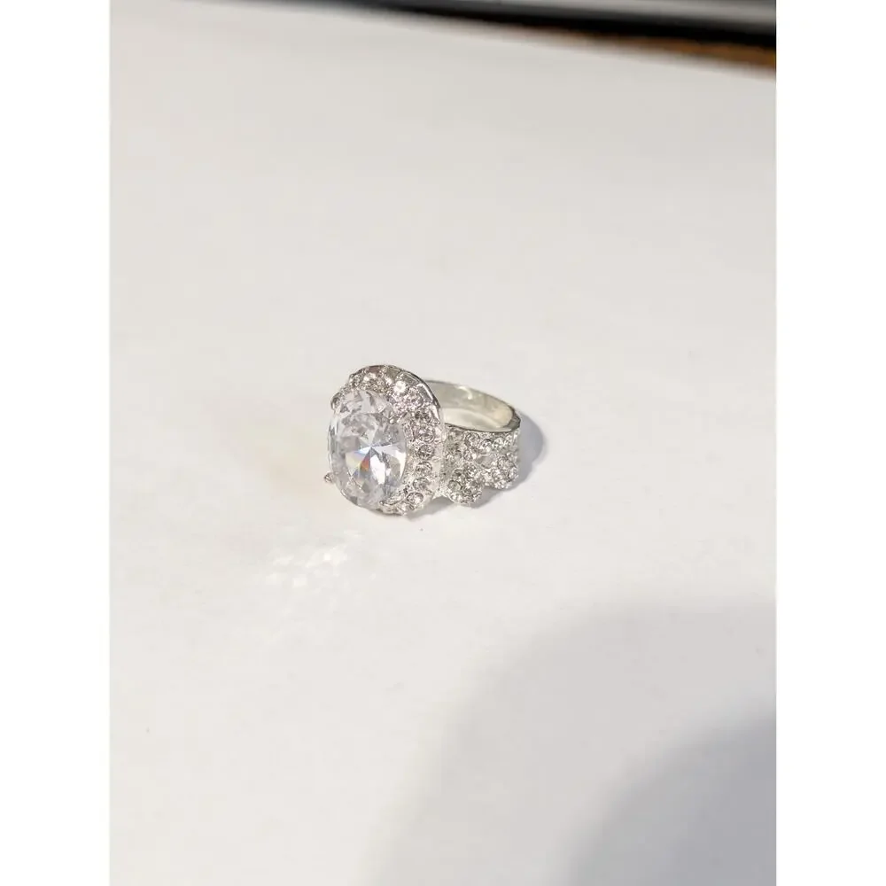 Faceted‎ White Colorless Glass Rhinestone Silver Tone Tone Ring Size 7 R-TN6
